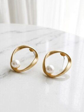 Round Fashion Pearl Ladies Earrings